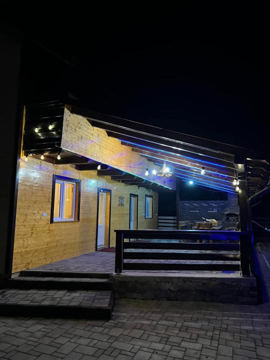 Cabana la Lac Colibița 8 camere, terase si 1650 mp teren