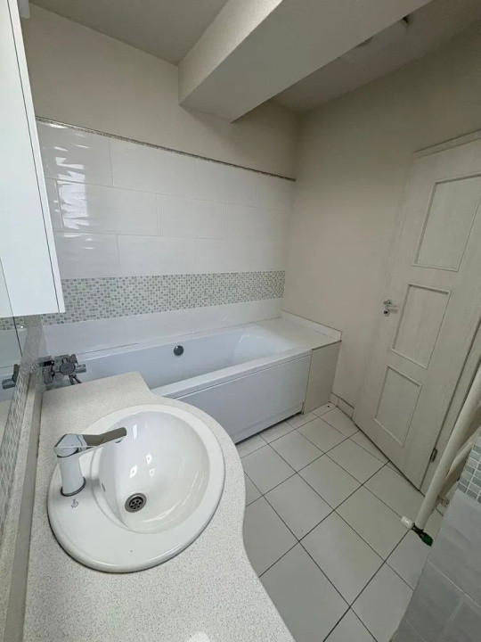 Apartament cu 3 camere, semidecomandat, zona Eroilor, Floresti.