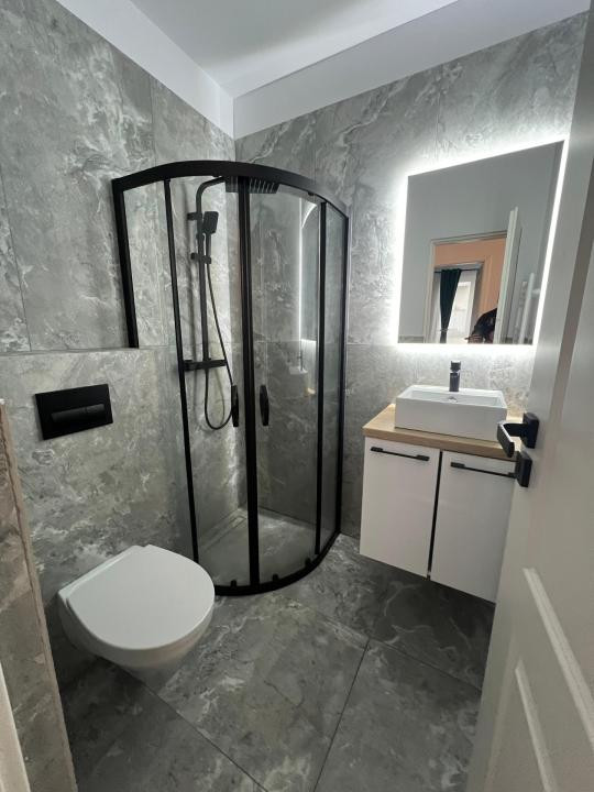 APARTAMENT CU 2 CAMERE,ETAJ INTERMEDIAR,PARCARE SUBTERANA,ZONA EROILOR