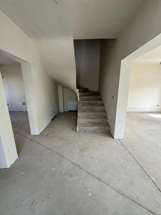 Triplex 112 mp utili, teren 180mp, ansamblu privat, Floresti