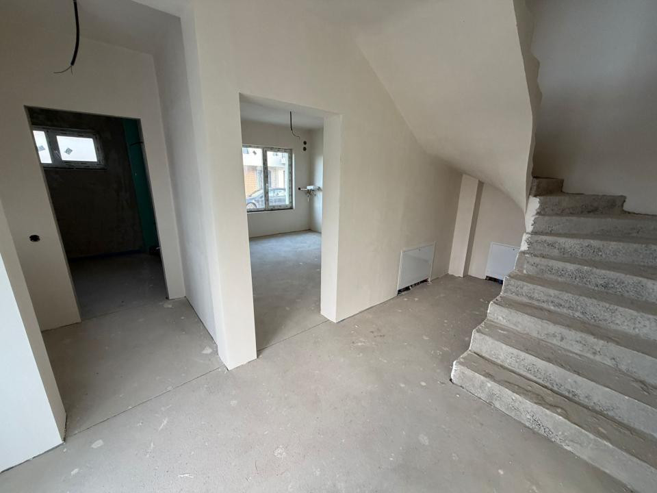 Triplex 112 mp utili, teren 180mp, ansamblu privat, Floresti