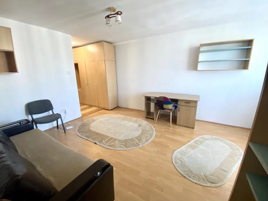 Garsoniera, 32mp, balcon, etaj intermediar, zona Detunata