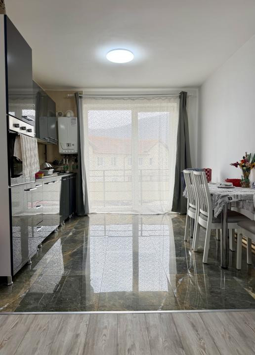 Apartament 58 mp utili+balcon ,zona Florilor,et 1 