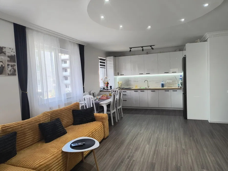 Apartament cu 3 camere, 71 mp, balcon, zona Teilor
