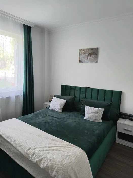 Apartament cu 3 camere, 71 mp, balcon, zona Teilor