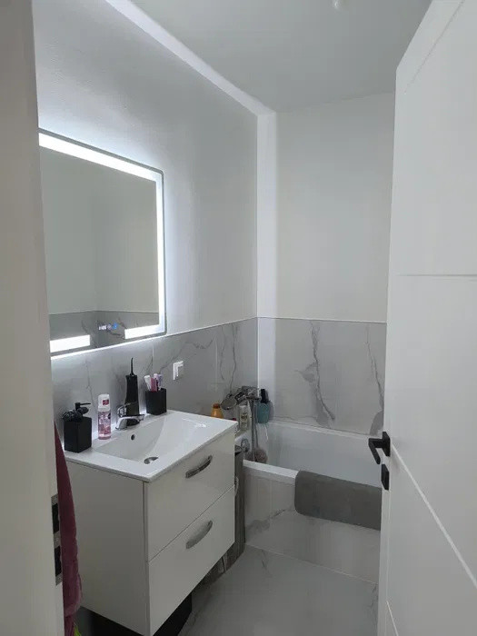 Apartament cu 3 camere, 71 mp, balcon, zona Teilor