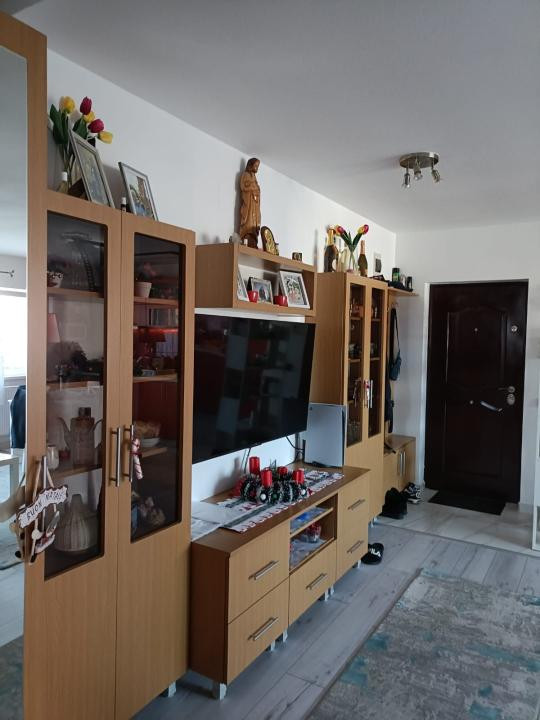 Apartament cu  2camere,etaj intermediar,zona Eroilor