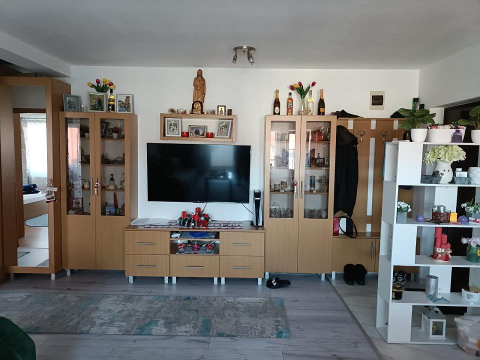 Apartament cu  2camere,etaj intermediar,zona Eroilor