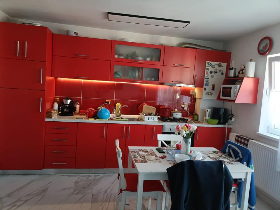 Apartament cu  2camere,etaj intermediar,zona Eroilor