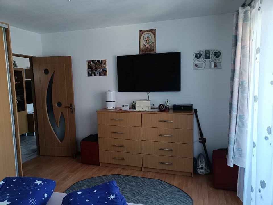 Apartament cu  2camere,etaj intermediar,zona Eroilor