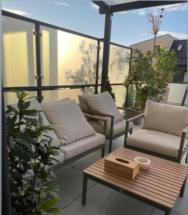 Apartament de 3 camere,55 mp,Ultramodern,Terasa 50 mp, Zona Buna Ziua