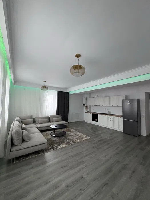 Apartament ultrafinisat, 3 camere, 90 mp, parcare, 2 boxe, zona Primăriei