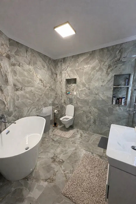 Apartament ultrafinisat, 3 camere, 90 mp, parcare, 2 boxe, zona Primăriei