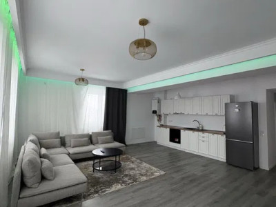 Apartament ultrafinisat, 3 camere, 90 mp, parcare, 2 boxe, zona Primăriei