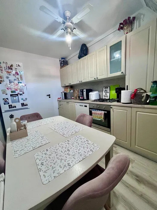 Apartament cu 3 camere, decomandat, parcare, zona Cetatii