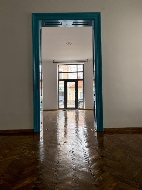 Spatiu Comercial, 258 MP, zona Podul Traian