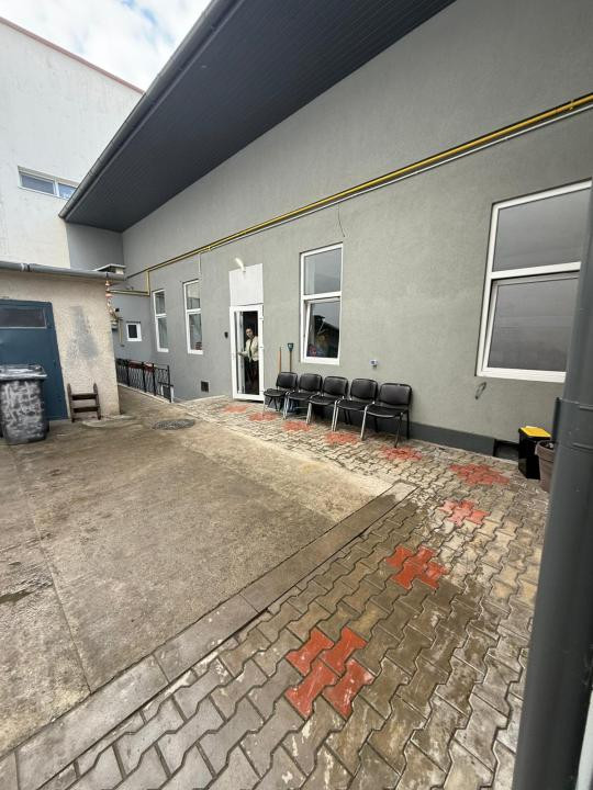 Spatiu Comercial, 258 MP, zona Podul Traian