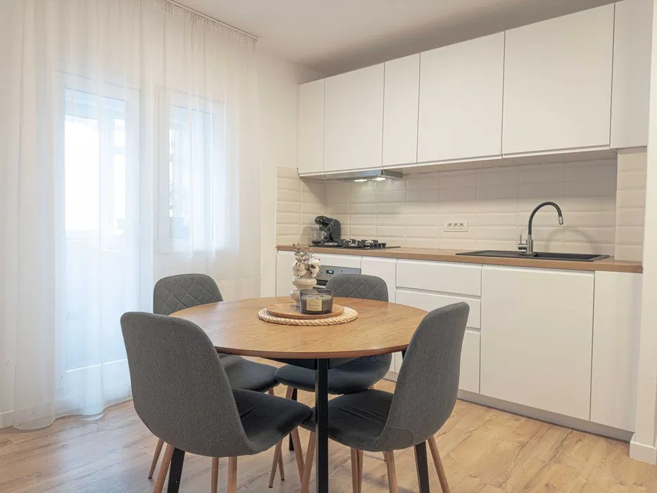 Apartament 2 camere decomandat, renovat , mobilat și utilat Între Lacuri