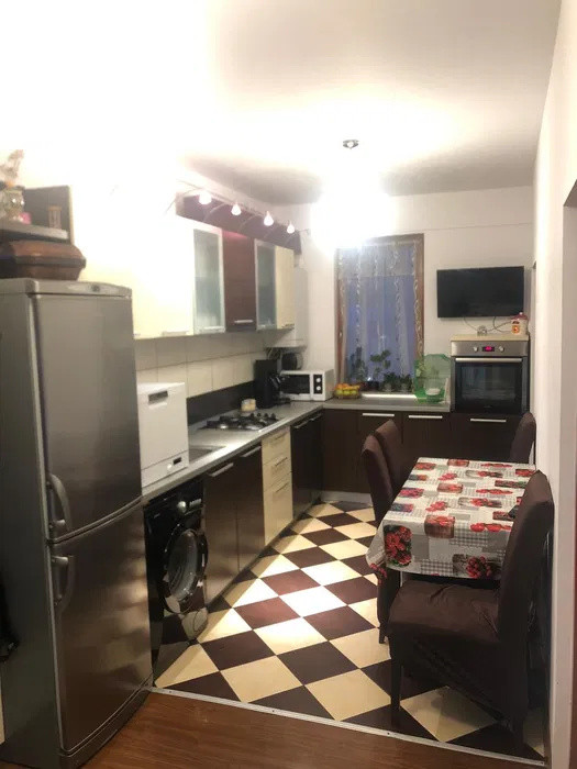 Apartament cu 3 camere, 55 mp, balcon, zona Ioan Rus