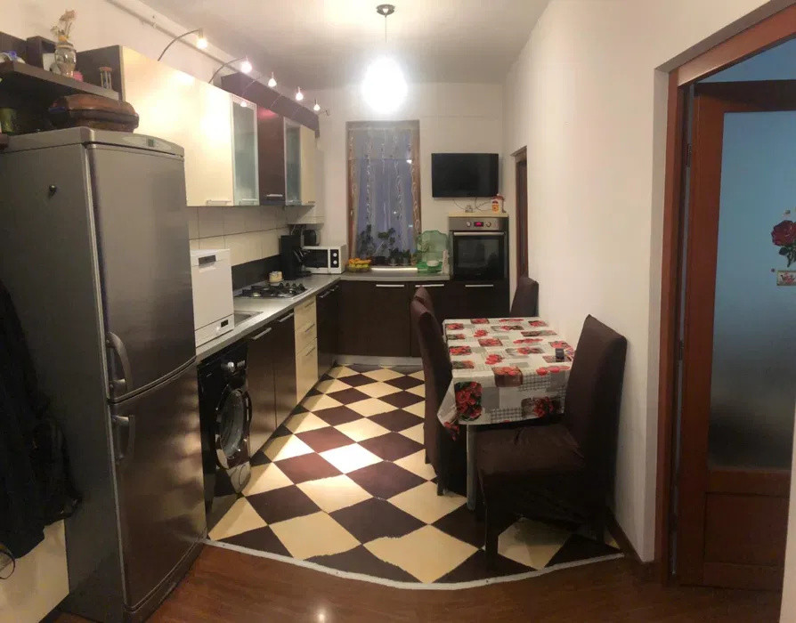 Apartament cu 3 camere, 55 mp, balcon, zona Ioan Rus