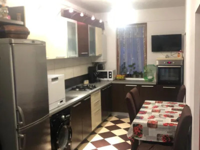 Apartament cu 3 camere, 55 mp, balcon, zona Ioan Rus