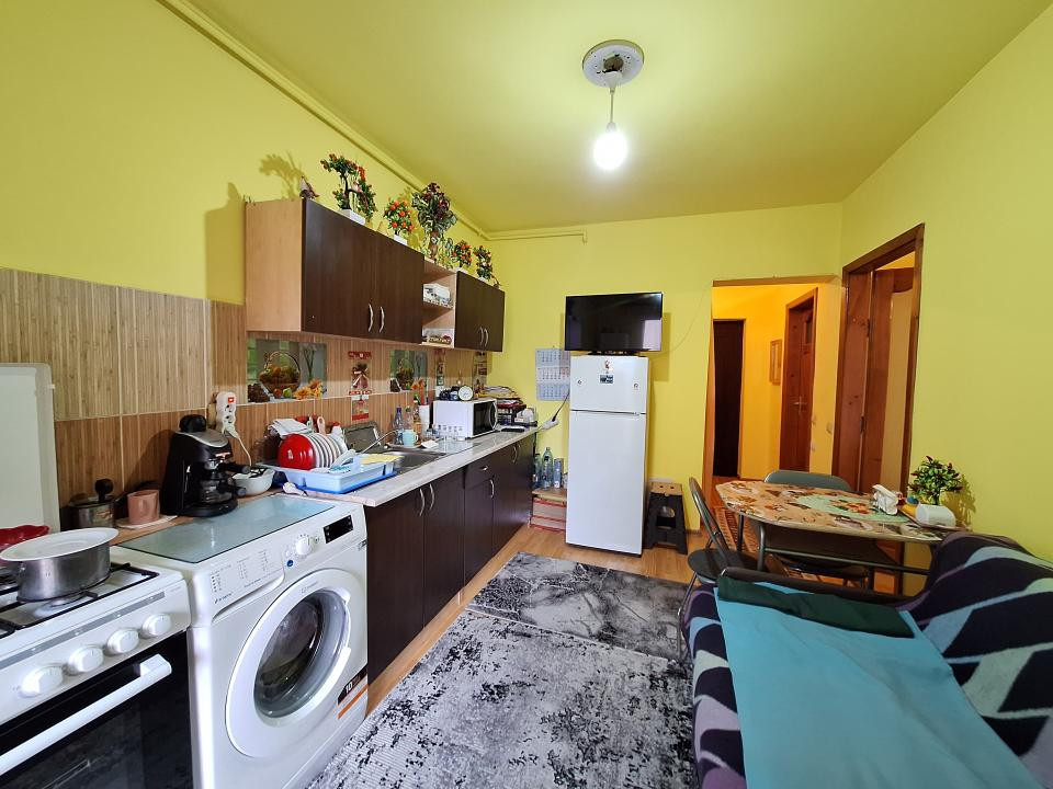 Apartament cu o camera decomandat, balcon, zona Eroilor