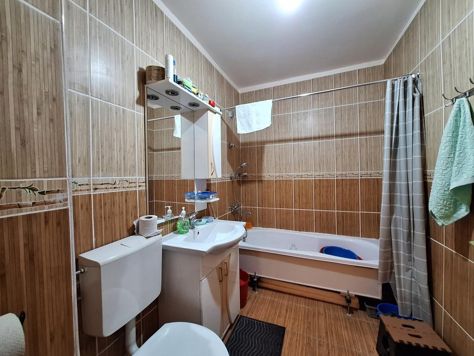 Apartament cu o camera decomandat, balcon, zona Eroilor