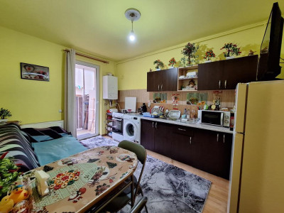 Apartament cu o camera decomandat, balcon, zona Eroilor