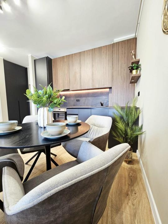 Apartament ultrafinisat cu 2 camere,etaj intermediar, zona eroilor