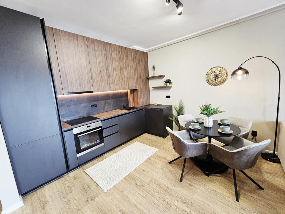 Apartament ultrafinisat cu 2 camere,etaj intermediar, zona eroilor