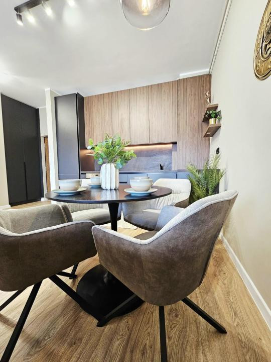 Apartament ultrafinisat cu 2 camere,etaj intermediar, zona eroilor