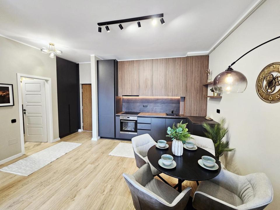 Apartament ultrafinisat cu 2 camere,etaj intermediar, zona eroilor