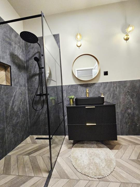 Apartament ultrafinisat cu 2 camere,etaj intermediar, zona eroilor