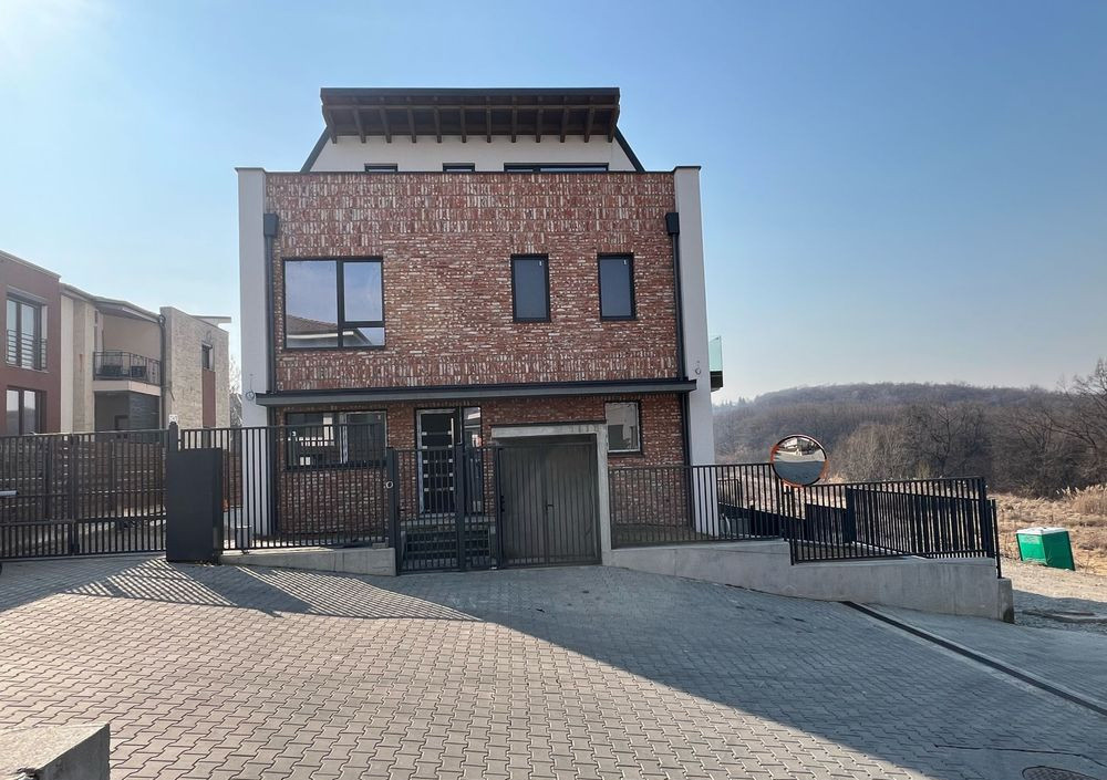 Duplex modern cu 5 camere, 184 mp + 90 teren, garaj, terasa, zona Faget