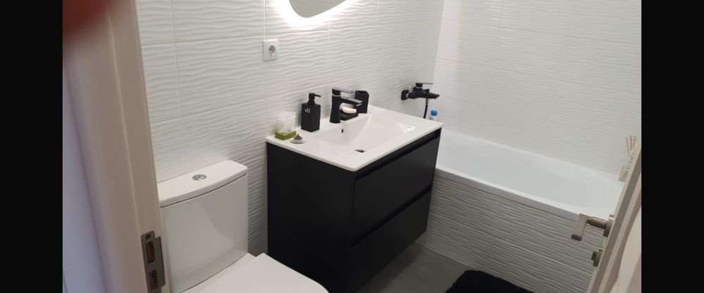 Apartament cu 3 camere de închiriat, bloc nou cu lift,zona Tineretului