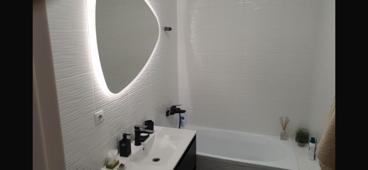 Apartament cu 3 camere de închiriat, bloc nou cu lift,zona Tineretului