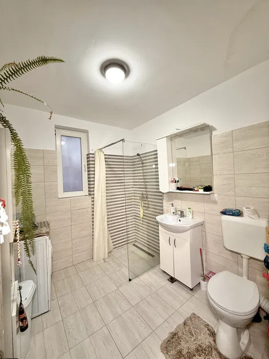 Apartament cu 3 camere, 60 mp, parcare, zona Terra