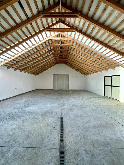 Hală 180 mp, renovată, acces TIR, utilități disponibile, zona Auchan Iris