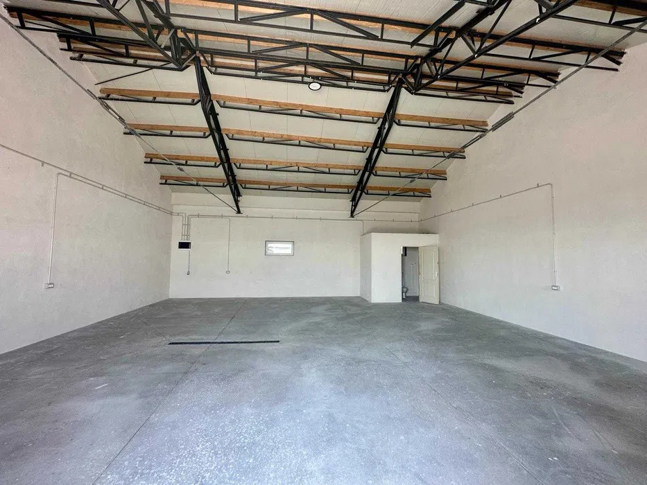 Hală 180 mp, renovată, acces TIR, utilități disponibile, zona Auchan Iris