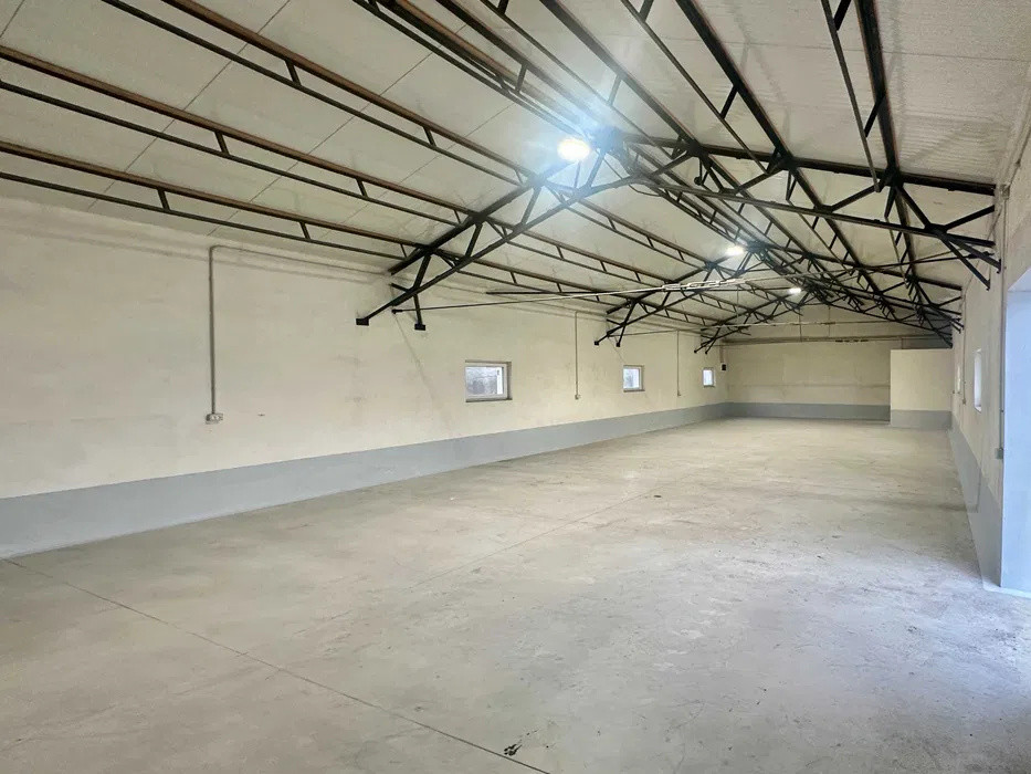 Hală 180 mp, renovată, acces TIR, utilități disponibile, zona Auchan Iris