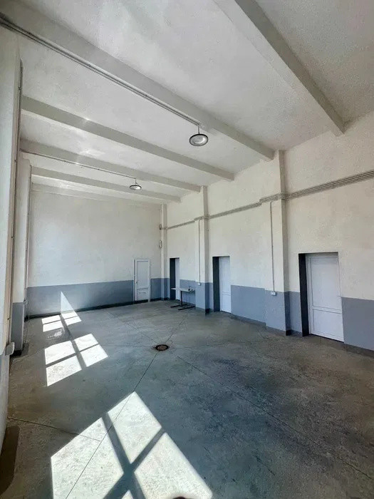 Hală 180 mp, renovată, acces TIR, utilități disponibile, zona Auchan Iris