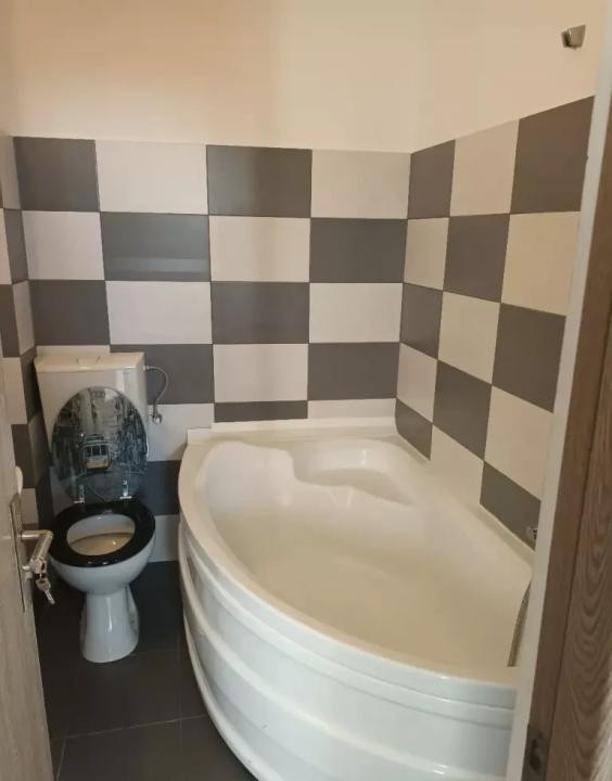 Apartament cu 3 camere, 71 mp utili plus mansarda, zona Traian