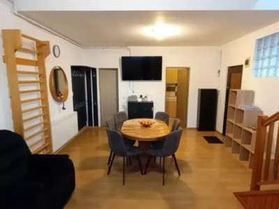 Apartament cu 3 camere, 71 mp utili plus mansarda, zona Traian