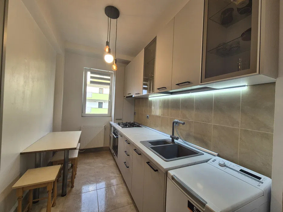 Apartament cu 2 camere, decomandat, parcare, zona Porii