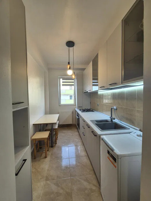 Apartament cu 2 camere, decomandat, parcare, zona Porii