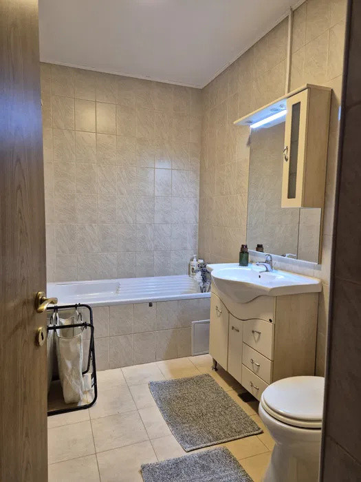 Apartament cu 2 camere, decomandat, parcare, zona Porii