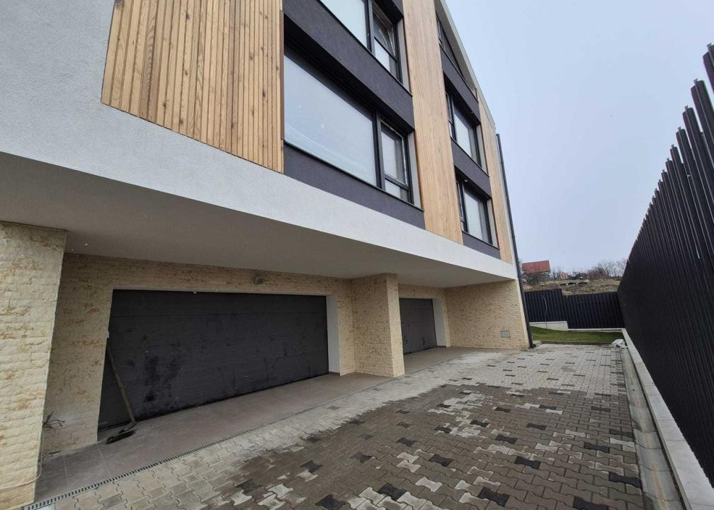 Duplex spatios cu 4 camere, 240 mp, Garaj, Zona Garii