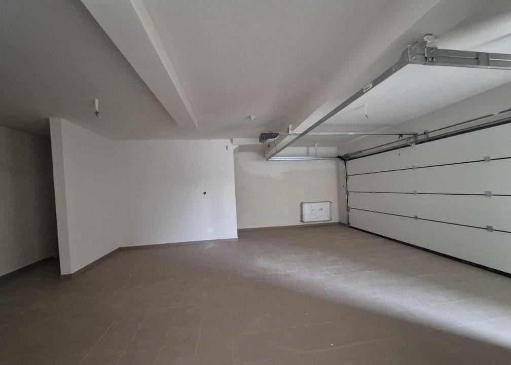 Duplex spatios cu 4 camere, 240 mp, Garaj, Zona Garii