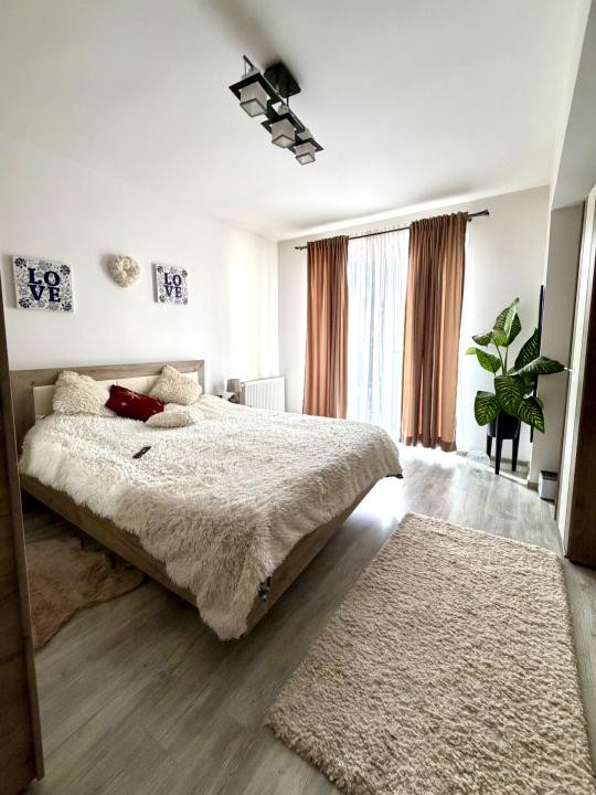 Apartament cu 3 camere+2 balcoane , etaj 1 , zona Florilor 