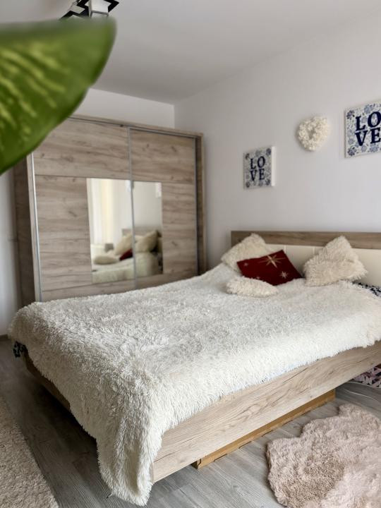 Apartament cu 3 camere+2 balcoane , etaj 1 , zona Florilor 